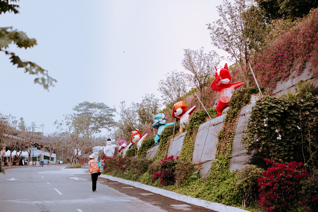 Decorations at Fo Guang Shan monastery.