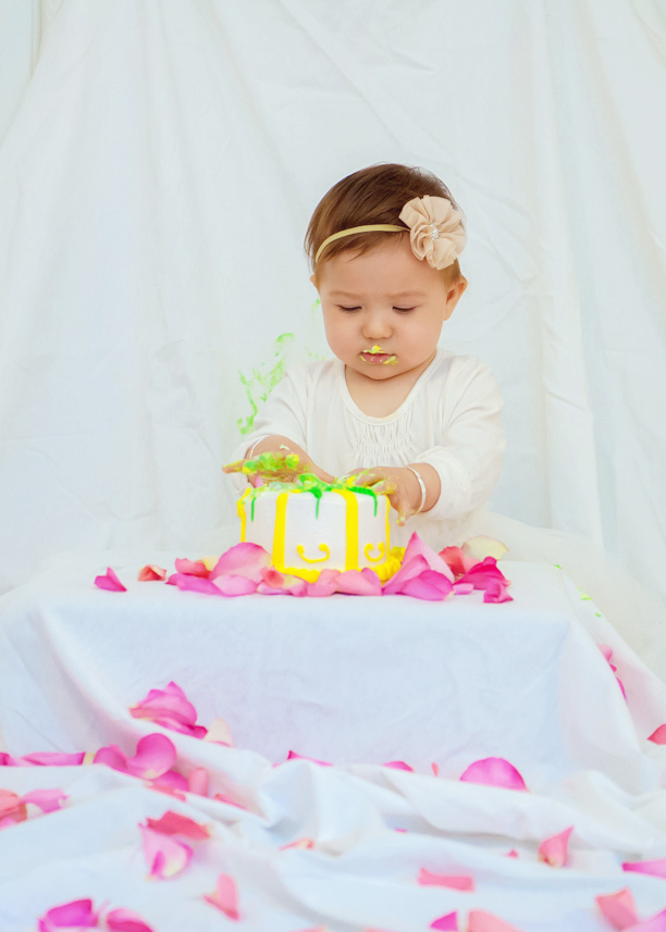 family-lifestyle-photographer-cake-smash-one-year-old-lisa-jakeanddannie-3