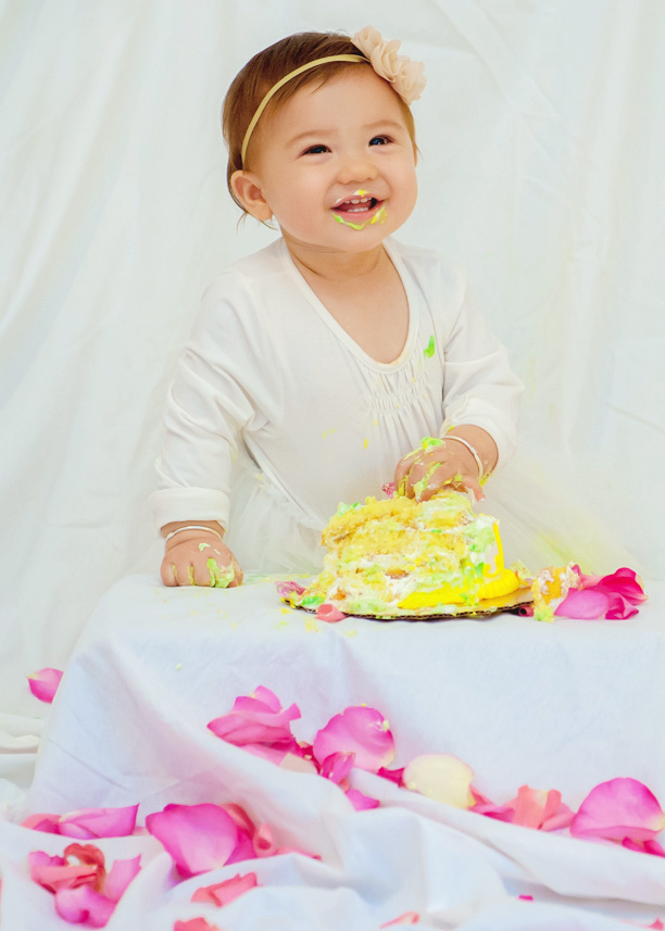 family-lifestyle-photographer-cake-smash-one-year-old-lisa-jakeanddannie-8