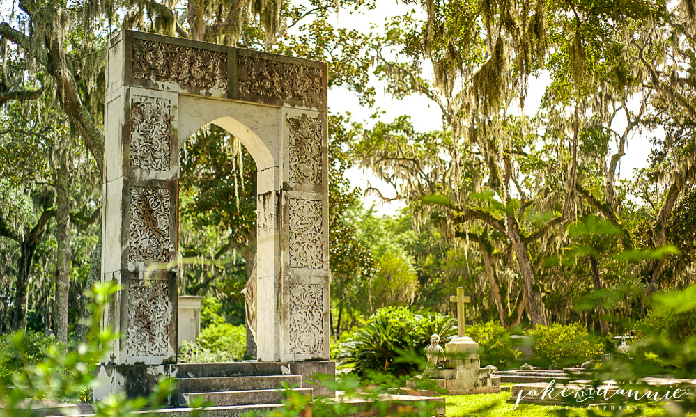 A monument and a statue in Savannah Georgia